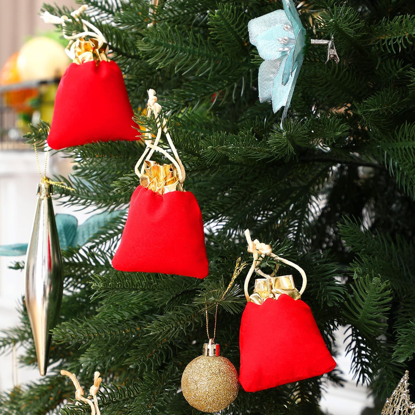 Sweetude 100 Pieces Velvet Drawstring Bags Jewelry Pouches for Christmas 2.76 x 3.54 Inches Wedding Mini Gift Bags for Christmas, Party Favors (Gold Opening Red)